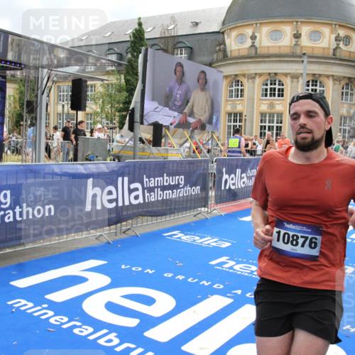 29.06.2025 - hella hamburg halbmarathon Michael Strokosch http://msf.ph/oto/8459272 29.06.2025 10:32:23 Ziel 7272, 10484, 10876, 16065 meine-sportfotos.de