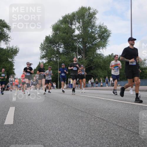 29.06.2025 - hella hamburg halbmarathon Luisa Fischer http://msf.ph/oto/8459310 29.06.2025 10:37:53 Kennedybrücke 14527, 72, 6171, 6329, 5453, 6310, 2355, 14273, 18892, 5010, 2355, 2751, 3420, 5453, 6171, 6310, 6329, 7299, 8965 meine-sportfotos.de