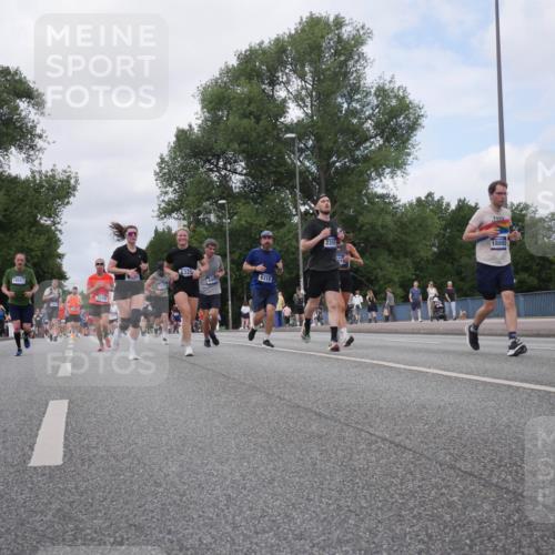 29.06.2025 - hella hamburg halbmarathon Luisa Fischer http://msf.ph/oto/8459328 29.06.2025 10:37:54 Kennedybrücke 14527, 7299, 6, 6310, 13311, 2355, 0102, 18892, 27, 14273, 2355, 2751, 5453, 6171, 6310, 6329, 7299, 8965 meine-sportfotos.de