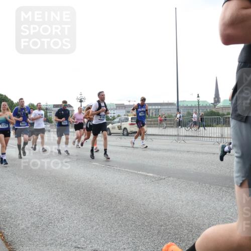29.06.2025 - hella hamburg halbmarathon Lena Gebhardt http://msf.ph/oto/8459363 29.06.2025 10:31:46 Lombardsbrücke 6160, 2831, 2832, 1235, 9882, 10421, 1235, 1373, 1844, 1879, 2384, 2672, 2831, 2832, 3221, 3239, 3358, 3396, 3397, 3424, 3571, 3681, 3751, 3752, 4877, 4953, 5156, 5165, 5601, 5846, 5965, 6078, 6160, 6546, 6573, 6640, 6718, 6727, 7295, 7334, 7344, 7695, 7772, 7816, 7898, 8304, 8538, 8620, 8806, 9078, 9104, 9183, 9478, 9812, 9883, 10240, 10586, 11587, 13724, 15725, 16978, 17404, 17517, 17706 meine-sportfotos.de