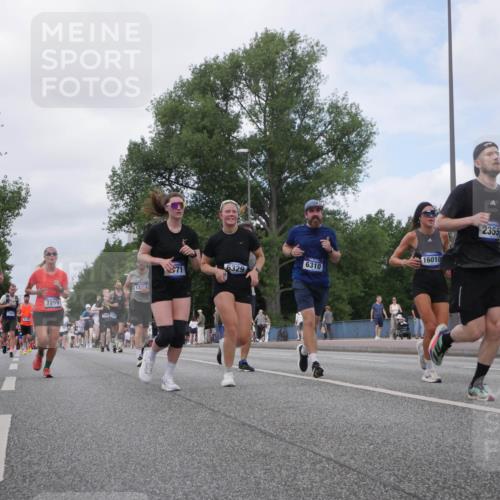 29.06.2025 - hella hamburg halbmarathon Luisa Fischer http://msf.ph/oto/8459381 29.06.2025 10:37:56 Kennedybrücke 14527, 13957, 7299, 131, 6310, 6329, 71, 16010, 2355, 2355, 2751, 3130, 5453, 6171, 6310, 6329, 7299 meine-sportfotos.de