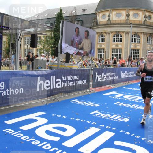 29.06.2025 - hella hamburg halbmarathon Michael Strokosch http://msf.ph/oto/8459396 29.06.2025 10:32:29 Ziel 5070, 5746, 7845, 8883, 10484, 11745, 16957 meine-sportfotos.de