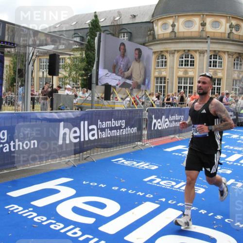 29.06.2025 - hella hamburg halbmarathon Michael Strokosch http://msf.ph/oto/8459407 29.06.2025 10:32:29 Ziel 5070, 5746, 7845, 8883, 10484, 11745, 16957 meine-sportfotos.de