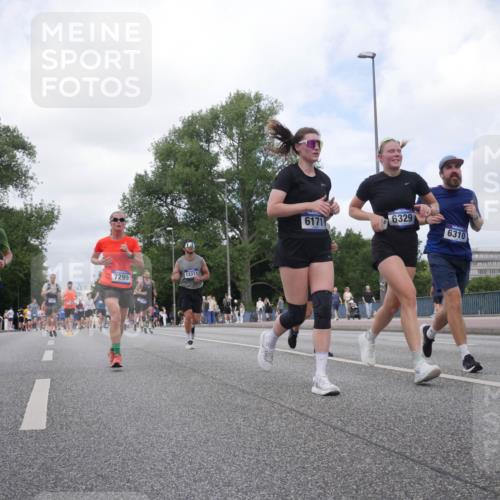 29.06.2025 - hella hamburg halbmarathon Luisa Fischer http://msf.ph/oto/8459429 29.06.2025 10:37:57 Kennedybrücke 14527, 7299, 13311, 6171, 6329, 6310, 2355, 2751, 3130, 5453, 6171, 6310, 6329, 7299 meine-sportfotos.de