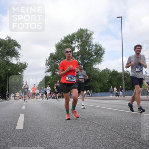 29.06.2025 - hella hamburg halbmarathon Luisa Fischer http://msf.ph/oto/8459450 29.06.2025 10:37:58 Kennedybrücke 527, 7299, 13311, 5453, 2355, 2751, 3130, 5453, 6171, 6310, 6329, 7299 meine-sportfotos.de