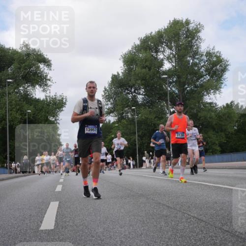 29.06.2025 - hella hamburg halbmarathon Luisa Fischer http://msf.ph/oto/8459506 29.06.2025 10:38:03 Kennedybrücke 13957, 3130, 13473, 13471, 4884, 2482, 3130, 4884, 8369, 9164, 9248, 10606 meine-sportfotos.de