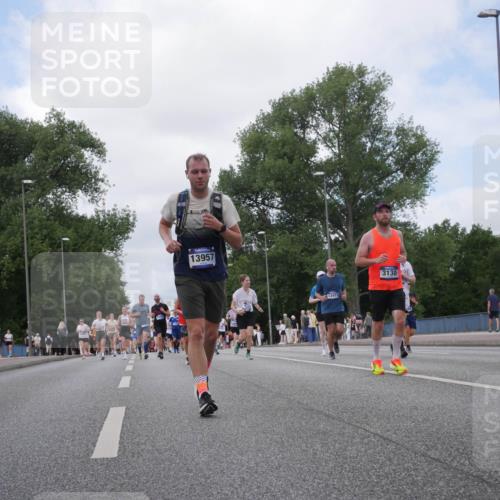 29.06.2025 - hella hamburg halbmarathon Luisa Fischer http://msf.ph/oto/8459515 29.06.2025 10:38:04 Kennedybrücke 13957, 13473, 3130, 2482, 3130, 4884, 8369, 9164, 9248, 10606 meine-sportfotos.de
