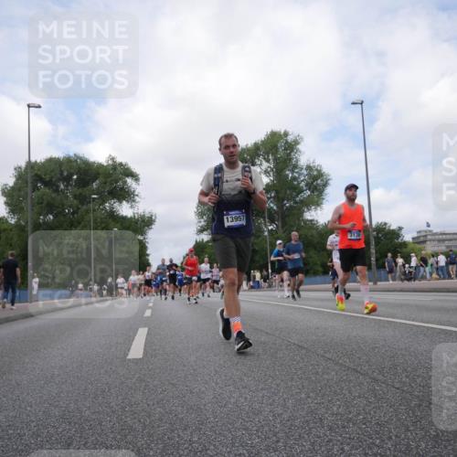 29.06.2025 - hella hamburg halbmarathon Luisa Fischer http://msf.ph/oto/8459546 29.06.2025 10:38:05 Kennedybrücke 13957, 3130, 2482, 3130, 3409, 4884, 6571, 8369, 9164, 9248, 10464, 10606 meine-sportfotos.de