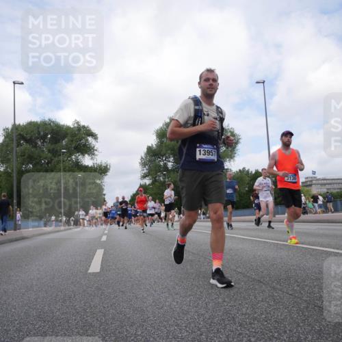29.06.2025 - hella hamburg halbmarathon Luisa Fischer http://msf.ph/oto/8459560 29.06.2025 10:38:05 Kennedybrücke 13957, 3130, 2482, 3130, 3409, 4884, 6571, 8369, 9164, 9248, 10464, 10606 meine-sportfotos.de