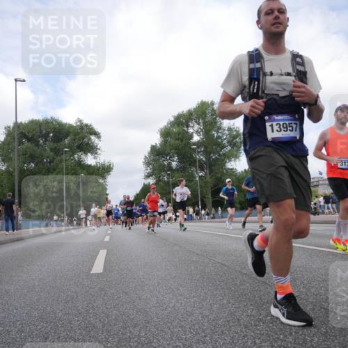 29.06.2025 - hella hamburg halbmarathon Luisa Fischer http://msf.ph/oto/8459573 29.06.2025 10:38:05 Kennedybrücke 13957, 3130, 2482, 3130, 3409, 4884, 6571, 8369, 9164, 9248, 10464, 10606 meine-sportfotos.de