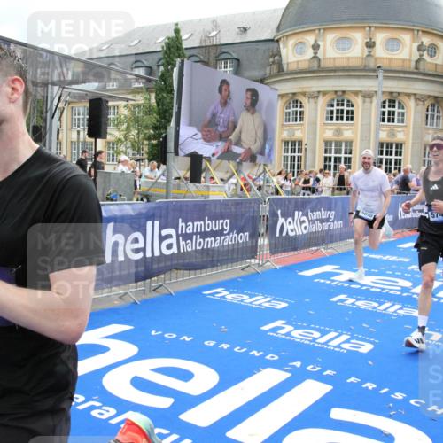 29.06.2025 - hella hamburg halbmarathon Michael Strokosch http://msf.ph/oto/8459626 29.06.2025 10:32:32 Ziel 5070, 5746, 7845, 8883, 11745, 13199, 16957, 18135, 18562, 18563 meine-sportfotos.de