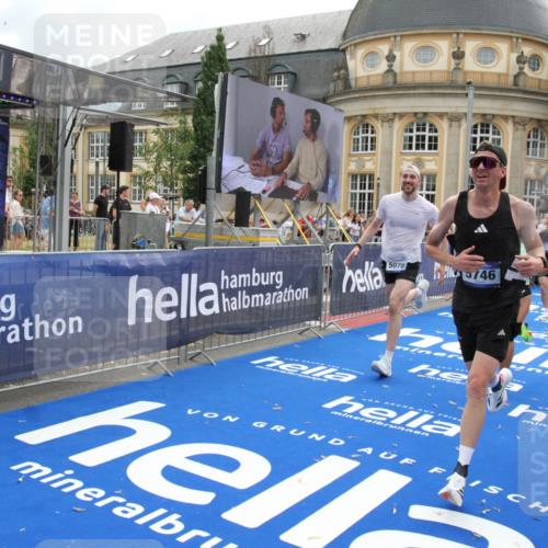 29.06.2025 - hella hamburg halbmarathon Michael Strokosch http://msf.ph/oto/8459661 29.06.2025 10:32:32 Ziel 5070, 5746, 7845, 8883, 11745, 13199, 16957, 18135, 18562, 18563 meine-sportfotos.de