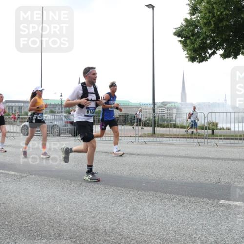 29.06.2025 - hella hamburg halbmarathon Lena Gebhardt http://msf.ph/oto/8459665 29.06.2025 10:31:48 Lombardsbrücke 10421, 9078, 6160, 1235, 1311, 1373, 1844, 1879, 2384, 2672, 2831, 2832, 3221, 3239, 3358, 3396, 3397, 3424, 3571, 3681, 3751, 3752, 4877, 4953, 5156, 5165, 5601, 5846, 5965, 6078, 6160, 6546, 6573, 6640, 6718, 6727, 7295, 7334, 7344, 7695, 7772, 7789, 7816, 7898, 8304, 8538, 8620, 8806, 9078, 9104, 9183, 9478, 9812, 9883, 10240, 10586, 11587, 13724, 15725, 16978, 17404, 17517, 17706 meine-sportfotos.de