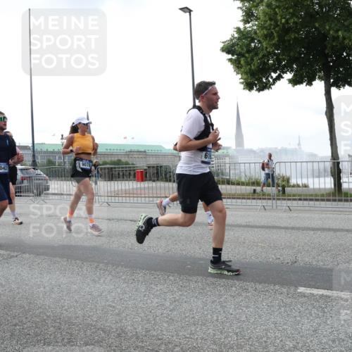 29.06.2025 - hella hamburg halbmarathon Lena Gebhardt http://msf.ph/oto/8459715 29.06.2025 10:31:48 Lombardsbrücke 1235, 10421, 9078, 616, 1235, 1311, 1373, 1844, 1879, 2384, 2672, 2831, 2832, 3221, 3239, 3358, 3396, 3397, 3424, 3571, 3681, 3751, 3752, 4877, 4953, 5156, 5165, 5601, 5846, 5965, 6078, 6160, 6546, 6573, 6640, 6718, 6727, 7295, 7334, 7344, 7695, 7772, 7789, 7816, 7898, 8304, 8538, 8620, 8806, 9078, 9104, 9183, 9478, 9812, 9883, 10240, 10586, 11587, 13724, 15725, 16978, 17404, 17517, 17706 meine-sportfotos.de
