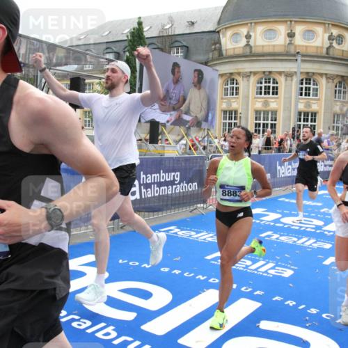29.06.2025 - hella hamburg halbmarathon Michael Strokosch http://msf.ph/oto/8459733 29.06.2025 10:32:33 Ziel 1707, 5070, 5746, 7845, 8883, 11745, 11877, 13199, 16957, 18135, 18562, 18563 meine-sportfotos.de