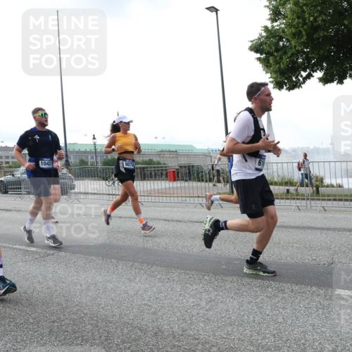 29.06.2025 - hella hamburg halbmarathon Lena Gebhardt http://msf.ph/oto/8459737 29.06.2025 10:31:48 Lombardsbrücke 1235, 61, 9078, 10421, 1235, 1311, 1373, 1844, 1879, 2384, 2672, 2831, 2832, 3221, 3239, 3358, 3396, 3397, 3424, 3571, 3681, 3751, 3752, 4877, 4953, 5156, 5165, 5601, 5846, 5965, 6078, 6160, 6546, 6573, 6640, 6718, 6727, 7295, 7334, 7344, 7695, 7772, 7789, 7816, 7898, 8304, 8538, 8620, 8806, 9078, 9104, 9183, 9478, 9812, 9883, 10240, 10586, 11587, 13724, 15725, 16978, 17404, 17517, 17706 meine-sportfotos.de