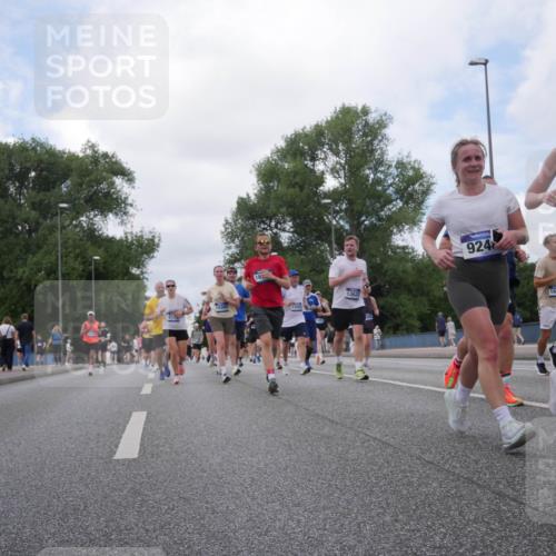 29.06.2025 - hella hamburg halbmarathon Luisa Fischer http://msf.ph/oto/8459776 29.06.2025 10:38:13 Kennedybrücke 657, 13623, 924, 16487, 10, 1417, 1497, 2265, 2482, 3409, 5027, 5793, 6335, 6571, 6746, 6803, 6859, 7020, 9164, 9248, 10335, 10464, 10606 meine-sportfotos.de