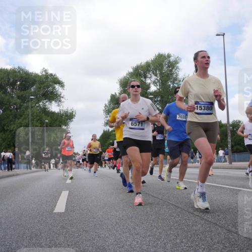 29.06.2025 - hella hamburg halbmarathon Luisa Fischer http://msf.ph/oto/8459822 29.06.2025 10:38:15 Kennedybrücke 16471, 141, 6571, 17690, 7020, 15380, 120, 2555, 1417, 1497, 1821, 1849, 2265, 2482, 3409, 5027, 5793, 6335, 6571, 6746, 6803, 6859, 7020, 7733, 9248, 9342, 10335, 10464, 10606 meine-sportfotos.de
