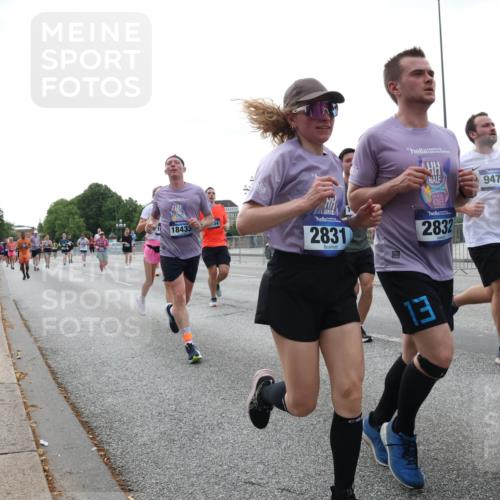 29.06.2025 - hella hamburg halbmarathon Lena Gebhardt http://msf.ph/oto/8459938 29.06.2025 10:31:49 Lombardsbrücke 18433, 2831, 2832, 9478, 988, 13, 1235, 1311, 1373, 1844, 1879, 2384, 2672, 2831, 2832, 3221, 3239, 3358, 3396, 3397, 3424, 3571, 3681, 3751, 3752, 4877, 4953, 5156, 5165, 5601, 5846, 5965, 6078, 6160, 6546, 6573, 6640, 6718, 6727, 7295, 7334, 7344, 7570, 7695, 7772, 7789, 7816, 7898, 8304, 8538, 8620, 8806, 9078, 9104, 9183, 9478, 9812, 9883, 10240, 10586, 11587, 13724, 16978, 17404, 17517, 17706 meine-sportfotos.de