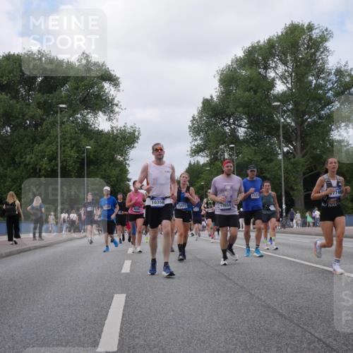 29.06.2025 - hella hamburg halbmarathon Luisa Fischer http://msf.ph/oto/8460001 29.06.2025 10:38:30 Kennedybrücke 11886, 4696, 10358, 15477, 17650, 1522, 7749, 11, 2198, 3170, 3958, 4333, 4564, 4696, 4703, 6365, 6379, 6397, 7386, 8249, 8296, 9803, 10358 meine-sportfotos.de