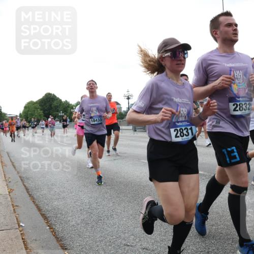 29.06.2025 - hella hamburg halbmarathon Lena Gebhardt http://msf.ph/oto/8460007 29.06.2025 10:31:49 Lombardsbrücke 18433, 2832, 9478, 2831, 13, 1235, 1311, 1373, 1844, 1879, 2384, 2672, 2831, 2832, 3221, 3239, 3358, 3396, 3397, 3424, 3571, 3681, 3751, 3752, 4877, 4953, 5156, 5165, 5601, 5846, 5965, 6078, 6160, 6546, 6573, 6640, 6718, 6727, 7295, 7334, 7344, 7570, 7695, 7772, 7789, 7816, 7898, 8304, 8538, 8620, 8806, 9078, 9104, 9183, 9478, 9812, 9883, 10240, 10586, 11587, 13724, 16978, 17404, 17517, 17706 meine-sportfotos.de