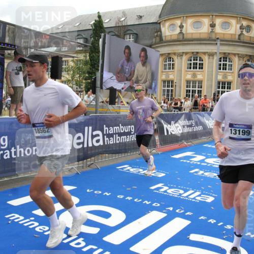 29.06.2025 - hella hamburg halbmarathon Michael Strokosch http://msf.ph/oto/8460022 29.06.2025 10:32:38 Ziel 1707, 1990, 11877, 13199, 14293, 14908, 16619, 18135, 18562, 18563 meine-sportfotos.de