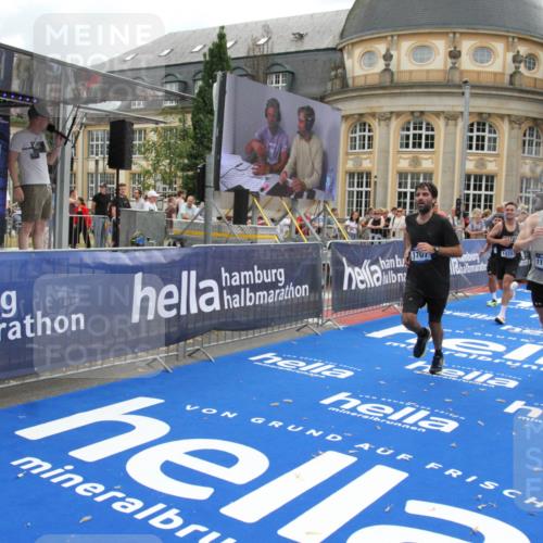 29.06.2025 - hella hamburg halbmarathon Michael Strokosch http://msf.ph/oto/8460135 29.06.2025 10:32:40 Ziel 1707, 1990, 11877, 13961, 14293, 14908, 16619, 18135 meine-sportfotos.de