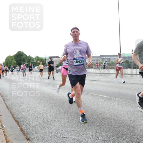 29.06.2025 - hella hamburg halbmarathon Lena Gebhardt http://msf.ph/oto/8460166 29.06.2025 10:31:50 Lombardsbrücke 14793, 18433, 1235, 1311, 1373, 1844, 1879, 2384, 2672, 2831, 2832, 3221, 3239, 3358, 3396, 3397, 3424, 3571, 3681, 3751, 3752, 4877, 4953, 5156, 5165, 5601, 5846, 5965, 6078, 6160, 6546, 6573, 6640, 6718, 6727, 7135, 7295, 7334, 7344, 7570, 7695, 7772, 7789, 7816, 7898, 8304, 8538, 8620, 8806, 9078, 9104, 9183, 9478, 9812, 9883, 10240, 10586, 11587, 13724, 16978, 17404, 17517, 17706 meine-sportfotos.de