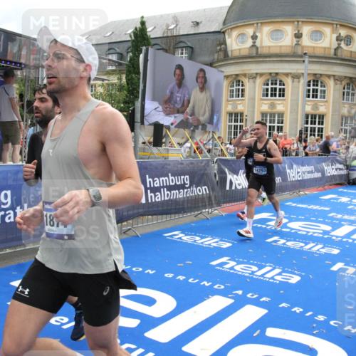 29.06.2025 - hella hamburg halbmarathon Michael Strokosch http://msf.ph/oto/8460224 29.06.2025 10:32:41 Ziel 1707, 1990, 11877, 12987, 13961, 14293, 14908, 16619, 17117, 18135 meine-sportfotos.de