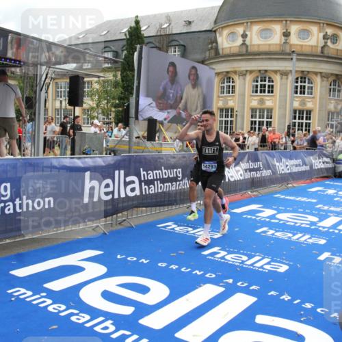 29.06.2025 - hella hamburg halbmarathon Michael Strokosch http://msf.ph/oto/8460249 29.06.2025 10:32:41 Ziel 1707, 1990, 11877, 12987, 13961, 14293, 14908, 16619, 17117, 18135 meine-sportfotos.de