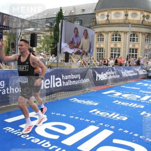 29.06.2025 - hella hamburg halbmarathon Michael Strokosch http://msf.ph/oto/8460315 29.06.2025 10:32:42 Ziel 1707, 1990, 7965, 11877, 12987, 13961, 14293, 14908, 16619, 17117, 17151 meine-sportfotos.de