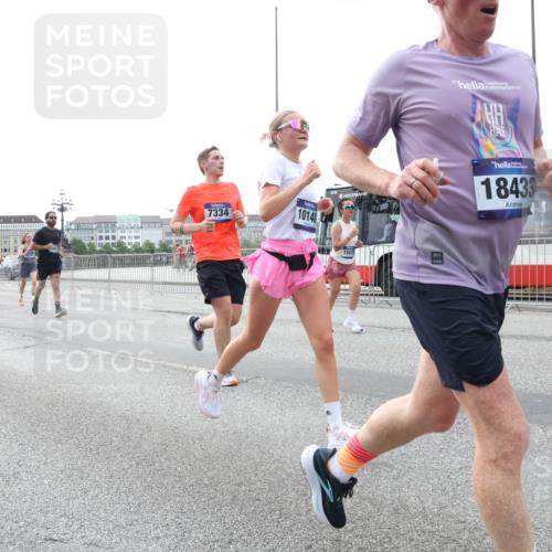 29.06.2025 - hella hamburg halbmarathon Lena Gebhardt http://msf.ph/oto/8460317 29.06.2025 10:31:51 Lombardsbrücke 7334, 10148, 18433, 15575, 1235, 1311, 1373, 1844, 1879, 2384, 2672, 2831, 2832, 3221, 3239, 3358, 3396, 3397, 3424, 3571, 3681, 3751, 3752, 3822, 4877, 4924, 4953, 5156, 5165, 5601, 5846, 5965, 6078, 6160, 6546, 6573, 6640, 6718, 6727, 7135, 7295, 7334, 7344, 7570, 7695, 7772, 7789, 7816, 7898, 8304, 8538, 8620, 8806, 9078, 9104, 9183, 9478, 9812, 9883, 10240, 10586, 11587, 13724, 16978, 17404, 17517, 17706 meine-sportfotos.de
