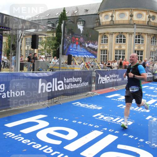 29.06.2025 - hella hamburg halbmarathon Michael Strokosch http://msf.ph/oto/8460447 29.06.2025 10:32:43 Ziel 1990, 7965, 8062, 12987, 13961, 14293, 14908, 16619, 17117, 17151 meine-sportfotos.de