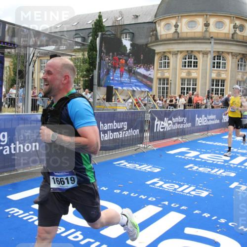 29.06.2025 - hella hamburg halbmarathon Michael Strokosch http://msf.ph/oto/8460549 29.06.2025 10:32:44 Ziel 1990, 7965, 8062, 12987, 13961, 14293, 14908, 16619, 17117, 17151 meine-sportfotos.de