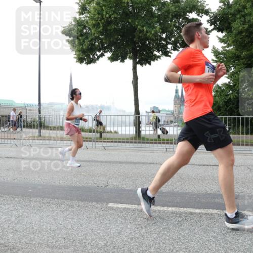 29.06.2025 - hella hamburg halbmarathon Lena Gebhardt http://msf.ph/oto/8460569 29.06.2025 10:31:52 Lombardsbrücke 155, 1235, 1311, 1373, 1844, 1879, 2384, 2672, 2831, 2832, 3221, 3239, 3358, 3396, 3397, 3424, 3571, 3681, 3751, 3752, 3822, 4877, 4924, 4953, 5156, 5165, 5496, 5601, 5846, 5965, 6160, 6546, 6573, 6640, 6718, 6727, 7135, 7295, 7334, 7344, 7570, 7695, 7772, 7789, 7816, 7898, 8304, 8538, 8620, 8806, 9078, 9104, 9183, 9478, 9812, 9883, 10240, 10586, 11587, 13724, 16978, 17404, 17517, 17706 meine-sportfotos.de