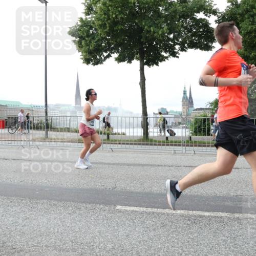 29.06.2025 - hella hamburg halbmarathon Lena Gebhardt http://msf.ph/oto/8460598 29.06.2025 10:31:52 Lombardsbrücke 1235, 1311, 1373, 1844, 1879, 2384, 2672, 2831, 2832, 3221, 3239, 3358, 3396, 3397, 3424, 3571, 3681, 3751, 3752, 3822, 4877, 4924, 4953, 5156, 5165, 5496, 5601, 5846, 5965, 6160, 6546, 6573, 6640, 6718, 6727, 7135, 7295, 7334, 7344, 7570, 7695, 7772, 7789, 7816, 7898, 8304, 8538, 8620, 8806, 9078, 9104, 9183, 9478, 9812, 9883, 10240, 10586, 11587, 13724, 16978, 17404, 17517, 17706 meine-sportfotos.de