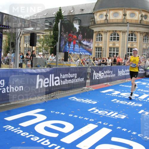 29.06.2025 - hella hamburg halbmarathon Michael Strokosch http://msf.ph/oto/8460601 29.06.2025 10:32:44 Ziel 1990, 7965, 8062, 12987, 13961, 14293, 14908, 16619, 17117, 17151 meine-sportfotos.de