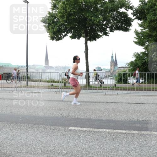 29.06.2025 - hella hamburg halbmarathon Lena Gebhardt http://msf.ph/oto/8460645 29.06.2025 10:31:52 Lombardsbrücke 1235, 1311, 1373, 1844, 1879, 2384, 2672, 2831, 2832, 3221, 3239, 3358, 3396, 3397, 3424, 3571, 3681, 3751, 3752, 3822, 4877, 4924, 4953, 5156, 5165, 5496, 5601, 5846, 5965, 6160, 6546, 6573, 6640, 6718, 6727, 7135, 7295, 7334, 7344, 7570, 7695, 7772, 7789, 7816, 7898, 8304, 8538, 8620, 8806, 9078, 9104, 9183, 9478, 9812, 9883, 10240, 10586, 11587, 13724, 16978, 17404, 17517, 17706 meine-sportfotos.de