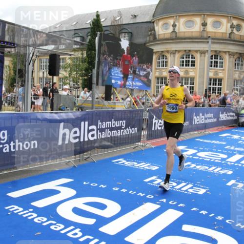 29.06.2025 - hella hamburg halbmarathon Michael Strokosch http://msf.ph/oto/8460650 29.06.2025 10:32:45 Ziel 1990, 7965, 8062, 12987, 13961, 14028, 15054, 16619, 17117, 17151 meine-sportfotos.de