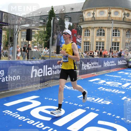 29.06.2025 - hella hamburg halbmarathon Michael Strokosch http://msf.ph/oto/8460676 29.06.2025 10:32:45 Ziel 1990, 7965, 8062, 12987, 13961, 14028, 15054, 16619, 17117, 17151 meine-sportfotos.de