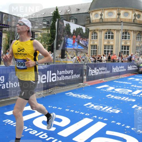 29.06.2025 - hella hamburg halbmarathon Michael Strokosch http://msf.ph/oto/8460722 29.06.2025 10:32:46 Ziel 1990, 7965, 8062, 12987, 13961, 14028, 15054, 16619, 17117, 17151 meine-sportfotos.de