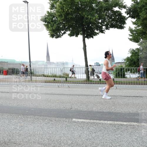 29.06.2025 - hella hamburg halbmarathon Lena Gebhardt http://msf.ph/oto/8460729 29.06.2025 10:31:53 Lombardsbrücke 1235, 1311, 1373, 1844, 1879, 2384, 2672, 2831, 2832, 3221, 3239, 3358, 3396, 3397, 3424, 3571, 3681, 3751, 3752, 3822, 4877, 4924, 4953, 5156, 5165, 5496, 5601, 5846, 5965, 6160, 6218, 6252, 6546, 6573, 6640, 6718, 6727, 7135, 7239, 7295, 7334, 7344, 7535, 7570, 7695, 7772, 7789, 7816, 7898, 8304, 8538, 8620, 8806, 9078, 9104, 9183, 9478, 9812, 9883, 10240, 10586, 11587, 13724, 16978, 17404, 17517, 17706 meine-sportfotos.de