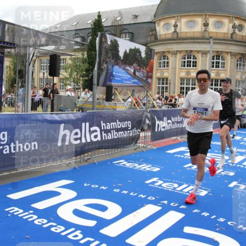 29.06.2025 - hella hamburg halbmarathon Michael Strokosch http://msf.ph/oto/8460808 29.06.2025 10:32:47 Ziel 1990, 7965, 8062, 12987, 13961, 14028, 15054, 17117, 17151 meine-sportfotos.de