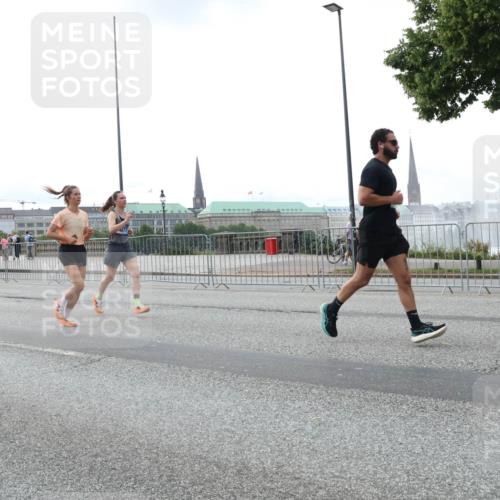 29.06.2025 - hella hamburg halbmarathon Lena Gebhardt http://msf.ph/oto/8460812 29.06.2025 10:31:53 Lombardsbrücke 1235, 1311, 1373, 1844, 1879, 2384, 2672, 2831, 2832, 3221, 3239, 3358, 3396, 3397, 3424, 3571, 3681, 3751, 3752, 3822, 4877, 4924, 4953, 5156, 5165, 5496, 5601, 5846, 5965, 6160, 6218, 6252, 6546, 6573, 6640, 6718, 6727, 7135, 7239, 7295, 7334, 7344, 7535, 7570, 7695, 7772, 7789, 7816, 7898, 8304, 8538, 8620, 8806, 9078, 9104, 9183, 9478, 9812, 9883, 10240, 10586, 11587, 13724, 16978, 17404, 17517, 17706 meine-sportfotos.de