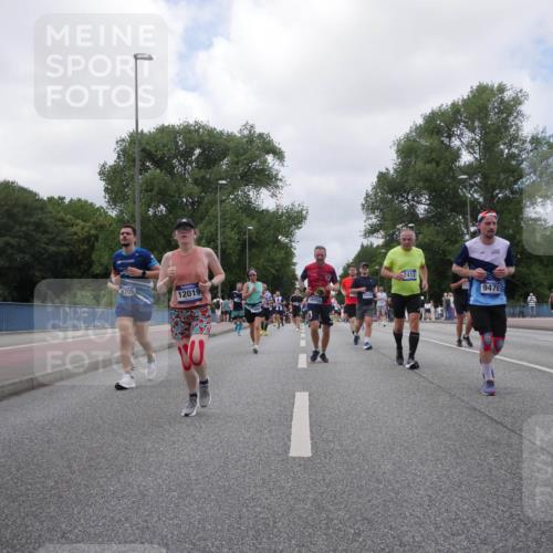 29.06.2025 - hella hamburg halbmarathon Luisa Fischer http://msf.ph/oto/8460816 29.06.2025 10:38:54 Kennedybrücke 8705, 12019, 18269, 2412, 112, 9470, 2412, 2827, 3828, 6867, 8567, 9470, 9819, 10565 meine-sportfotos.de