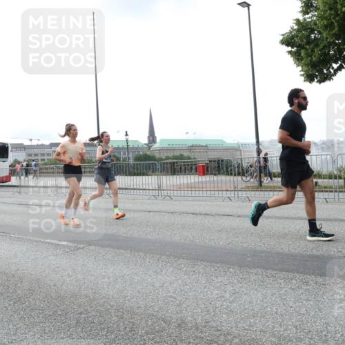 29.06.2025 - hella hamburg halbmarathon Lena Gebhardt http://msf.ph/oto/8460827 29.06.2025 10:31:53 Lombardsbrücke 1235, 1311, 1373, 1844, 1879, 2384, 2672, 2831, 2832, 3221, 3239, 3358, 3396, 3397, 3424, 3571, 3681, 3751, 3752, 3822, 4877, 4924, 4953, 5156, 5165, 5496, 5601, 5846, 5965, 6160, 6218, 6252, 6546, 6573, 6640, 6718, 6727, 7135, 7239, 7295, 7334, 7344, 7535, 7570, 7695, 7772, 7789, 7816, 7898, 8304, 8538, 8620, 8806, 9078, 9104, 9183, 9478, 9812, 9883, 10240, 10586, 11587, 13724, 16978, 17404, 17517, 17706 meine-sportfotos.de