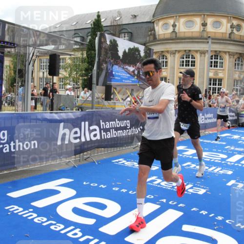 29.06.2025 - hella hamburg halbmarathon Michael Strokosch http://msf.ph/oto/8460851 29.06.2025 10:32:47 Ziel 1990, 7965, 8062, 12987, 13961, 14028, 15054, 17117, 17151 meine-sportfotos.de