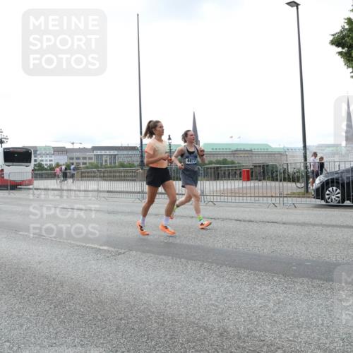 29.06.2025 - hella hamburg halbmarathon Lena Gebhardt http://msf.ph/oto/8460860 29.06.2025 10:31:54 Lombardsbrücke 9812, 1879, 4877, 1235, 1311, 1373, 1844, 1879, 2384, 2672, 2831, 2832, 3221, 3239, 3358, 3396, 3397, 3424, 3571, 3681, 3751, 3752, 3822, 4314, 4877, 4924, 4953, 5156, 5165, 5496, 5601, 5658, 5743, 5965, 6160, 6218, 6252, 6546, 6573, 6640, 6718, 6727, 7135, 7239, 7295, 7334, 7344, 7535, 7570, 7695, 7772, 7789, 7816, 7898, 8304, 8538, 8620, 8806, 9078, 9104, 9183, 9478, 9812, 9883, 10240, 10586, 11587, 13724, 17404, 17517, 17706 meine-sportfotos.de