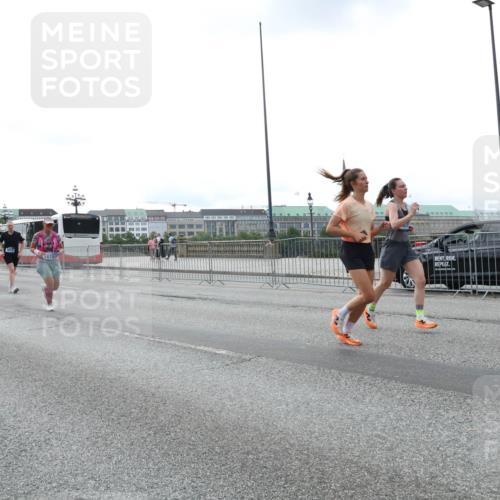 29.06.2025 - hella hamburg halbmarathon Lena Gebhardt http://msf.ph/oto/8460871 29.06.2025 10:31:54 Lombardsbrücke 2672, 5812, 1879, 1235, 1311, 1373, 1844, 1879, 2384, 2672, 2831, 2832, 3221, 3239, 3358, 3396, 3397, 3424, 3571, 3681, 3751, 3752, 3822, 4314, 4877, 4924, 4953, 5156, 5165, 5496, 5601, 5658, 5743, 5965, 6160, 6218, 6252, 6546, 6573, 6640, 6718, 6727, 7135, 7239, 7295, 7334, 7344, 7535, 7570, 7695, 7772, 7789, 7816, 7898, 8304, 8538, 8620, 8806, 9078, 9104, 9183, 9478, 9812, 9883, 10240, 10586, 11587, 13724, 17404, 17517, 17706 meine-sportfotos.de