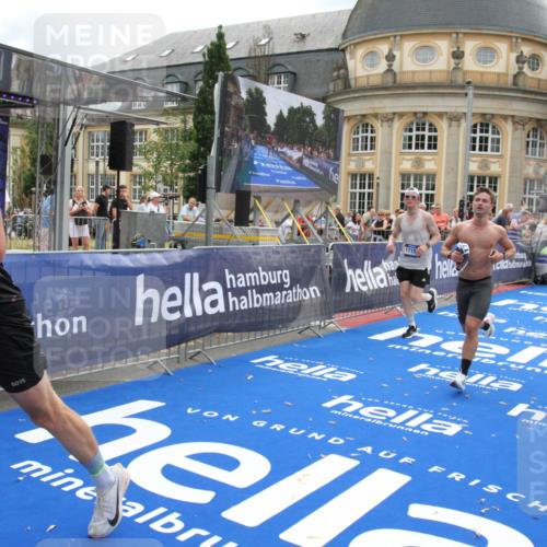 29.06.2025 - hella hamburg halbmarathon Michael Strokosch http://msf.ph/oto/8460891 29.06.2025 10:32:48 Ziel 7965, 8062, 12987, 13686, 13961, 14028, 15054, 17117, 17151 meine-sportfotos.de